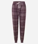 Pantalón de pijama estilo jogger, confeccionado en tejido peach touch con estampado de cuadros y corazones. Presenta cintura elástica con cordón de ajuste y puños en los tobillos.