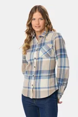 Camisa de viyela a cuadros en tonos pastel, con cuello clásico, cierre frontal de botones y bolsillo en el pecho.