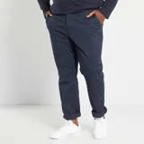 Pantalón chino azul marino de corte slim con bolsillos laterales y traseros.