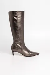 Bota de cuero vacuno metalizado color peltre, de caña alta y calce ajustado.