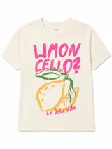 Remera blanca con estampado frontal de la leyenda "OUT OF OFFICE", un sol amarillo y ondas rosadas, acompañada por el texto "slow living by the sea".