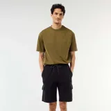 Bermuda negra de piqué de algodón con bolsillos cargo laterales y cordón ajustable en la cintura.