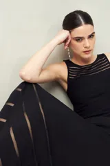 Falda larga negra de punto con silueta al cuerpo y leve evasé. Presenta transparencias lineales en el ruedo.