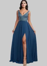 Vestido largo de fiesta color azul petróleo, con cuerpo superior bordado en pedrería y escote en V. Presenta una falda fluida de gasa con una abertura lateral profunda.