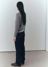 Jeans Matilda de tiro medio y corte recto, confeccionados en denim de algodón en lavado azul oscuro (rinse wash). Cuentan con trabillas para cinto, cierre frontal de cremallera con botón y bolsillos laterales y traseros.