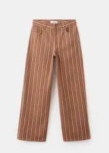 Pantalón tipo jeans de corte recto y tiro medio, con diseño de rayas verticales en tonos tierra.