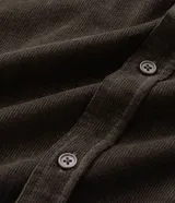 Camisa de hombre de corte regular confeccionada en terciopelo de algodón, con cuello clásico, cierre frontal de botones y dos bolsillos con solapa en el pecho.