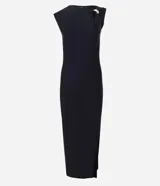 Vestido midi negro de microfibra, sin mangas, con escote asimétrico y detalle de hebilla dorada en el hombro. Presenta fruncido en el lateral y un corte ajustado.