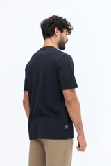 Remera clásica lisa de algodón color azul marino, con escote redondo y logo estampado en relieve en el pecho.