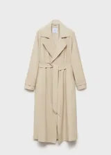 Abrigo largo tipo trench de diseño recto y fluido, con cuello de solapas con muesca, cierre delantero, cinturón tipo batín y mangas largas con trabillas.