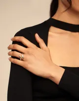 Anillo plateado de Uno de 50, bañado en plata, con diseño en forma de clavo modelado en espiral.
