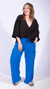 Pantalón de corte holgado y estilo cargo, color azul vibrante, con cintura elástica y bolsillos laterales tipo cargo.