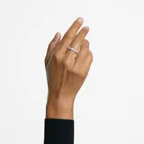 Anillo plateado con banda de piedras blancas redondas engarzadas en pavé. Inspirado en la joyería fina, este anillo es ideal para regalar o usar en ocasiones especiales.