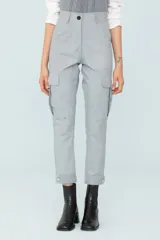 Pantalón gris de corte recto con bolsillos cargo laterales y botones Swarovski en los tobillos.