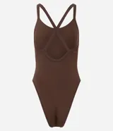 Body marrón oscuro de tejido acanalado, con escote redondo y breteles finos que se cruzan en la espalda.