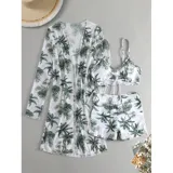 Conjunto de traje de baño de tres piezas con estampado de hojas tropicales en tonos blanco y negro. Incluye un top tipo tankini con cordón ajustable en el centro, un short de tiro alto y una camisa abierta de manga larga tipo salida de baño.
