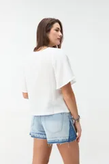 Blusa negra de manga corta con escote en V y diseño amplio y ligero.