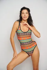 Malla entera de lycra estampada con motivos florales en tonos celeste, amarillo y rosa, con breteles finos negros y espalda cavada.