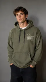 Hoodie de color verde oliva con efecto lavado, cuenta con capucha con cordones ajustables, bolsillo frontal tipo canguro y estampado gráfico en el pecho con la frase 'Water Under The Bridge'.