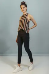 Pantalón jeans chupín negro de tiro alto con efecto encerado, bolsillos y presillas para cinturón.