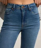 Jean skinny de tiro alto color azul, con diseño ajustado y efecto lavado.