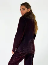 Chaqueta de denim azul oscuro con cuello de piel sintética desmontable, cierre frontal con botones metálicos y bolsillos delanteros con solapa.