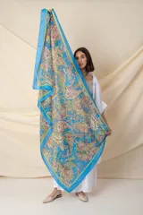 Pañuelo de seda estampado con motivos de arabescos en colores verde, rosa y celeste.