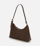 Cartera tipo baguette de tamaño pequeño en cuero sintético color bordó, con correa ajustable y cierre de cremallera metálica con herrajes en níquel.