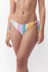 Bombacha de bikini con diseño de rayas verticales multicolor y tiras laterales ajustables.