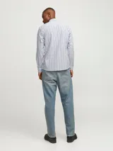 Camisa de manga larga a rayas verticales azules y blancas, con cuello abotonado, bolsillo en el pecho y corte regular.