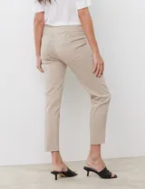 Pantalón color beige de gabardina elastizada, marca Ruby Rd. Pretina ancha, delantera con bolsillos simulados y trasera con bolsillos aplicados. Largo de pierna al tobillo.