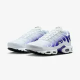 Championes Nike Air Max Plus con diseño degradado de blanco a violeta. Presentan la icónica estructura de líneas onduladas en el lateral, el logo de Nike en negro y la tecnología Air visible en la suela blanca.