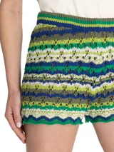 Short de tiro alto tejido a crochet con diseño de rayas horizontales en zigzag multicolor. Cuenta con una capa interna de tela para mayor comodidad y pretina elástica.