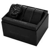 Set compuesto por un reloj analógico de cuarzo con caja de acero negro de 44mm, esfera negra con indicador de día y fecha, y correa de cuero negro. Incluye una pulsera de eslabones metálicos en color negro a juego.