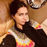 Sweater de punto grueso color negro con diseño geométrico multicolor en el pecho y cuello. Tejido a mano.