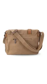 Morral de tela canvas color marrón claro con detalles en cuero sintético marrón oscuro. Tiene tapa frontal con dos correas ajustables, múltiples compartimentos y correa de hombro ajustable.