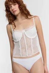 Corset blanco de encaje con copas preformadas, tirantes finos y cierre frontal con cremallera.