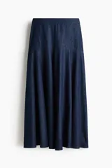 Pollera tobillera de denim de algodón con cintura estándar, cierre trasero, costura curva en las caderas y diseño con vuelo.