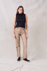 Musculosa negra con cuello alto y corte ajustado.