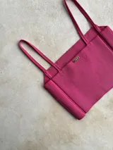 Top corto de hilo color marrón con breteles finos.