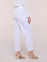 Pantalón de sastre color amarillo claro, de corte recto y largo al tobillo, con cintura ajustable mediante cordón y bolsillos laterales.