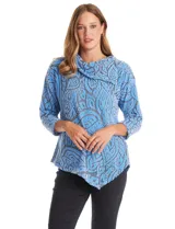 Buzo de tejido soft labrado con diseño floral, cuello volcado con detalle de botones en la solapa, mangas tres cuartos con hombros caídos y ruedo asimétrico en punta.