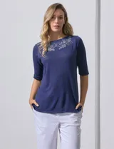 Remera marrón de tejido bordado, marca French Loundry. Tiene escote redondo y mangas tres cuartos.