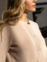 Cardigan tejido color blanco, marca Ninety. Escote a la base y abertura central con botones metálicos dorados. Delantera con bolsillos simulados con botón dorado.