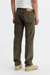 Pantalón Levi's® 505 de corte regular fit, color verde oliva, con bragueta de cierre y estilo clásico de pierna recta.
