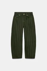 Jeans de tiro medio, corte straight, color verde militar con diseño de rayas verticales sutiles, cinco bolsillos y cierre frontal con cremallera y botón metálico.