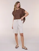 Bermuda holgada de pierna recta, confeccionada en mezcla de algodón, poliéster y lino. Presenta pretina fruncida con elástico interno, cordón ajustable en la cintura y bolsillos laterales.