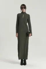 Vestido largo de microfibra con elastano, de corte ajustado al cuerpo y manga larga. Presenta cuello alto con frunce frontal, una abertura tipo gota en el centro del pecho y espalda descubierta con escote bajo. Incluye costuras centrales visibles en el frente y la espalda con terminaciones al corte.