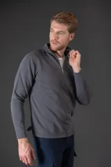 Sweater de algodón con medio cierre frontal y cuello alto, de diseño liso y corte clásico.