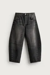 Jeans de corte barrel fit confeccionados en denim de algodón rígido, con diseño de cinco bolsillos y efecto lavado. Presentan un corte amplio en cadera y muslos con forma curva que se estrecha hacia el tobillo, tiro medio y largo cropped.